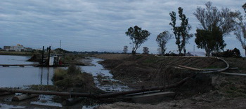 ¿PROGRESO? NO, GRACIAS. Arriba, el camino de las vías muertas en el 2008. Abajo, en el 2009, cuando lo convertían en canal. (Ignacio Smith)