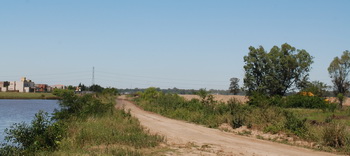 ¿PROGRESO? NO, GRACIAS. Arriba, el camino de las vías muertas en el 2008. Abajo, en el 2009, cuando lo convertían en canal. (Ignacio Smith)