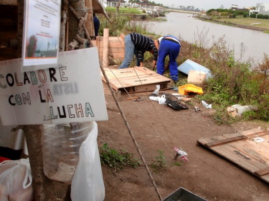 Minga comunitaria en Punta Querandí, en abril de 2010. Foto de Dante Farías. 