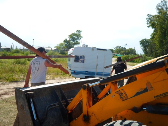 Los postes también son llevados hasta la entrada del barrio privado.