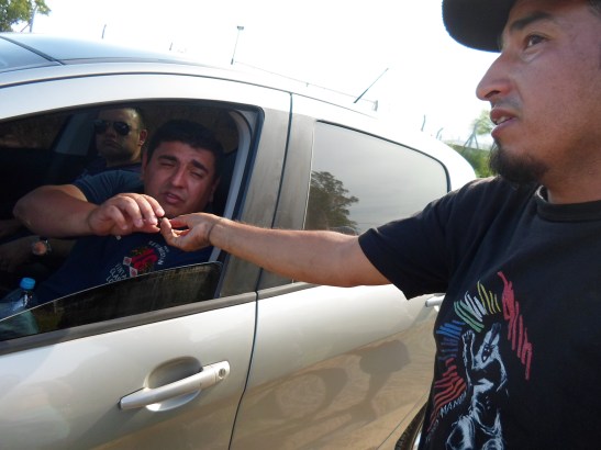 Valentín, integrante del Movimiento en Defensa de la Pacha, muestra una cerámica indígena a dos policías que llegaron tras una denuncia al 911.