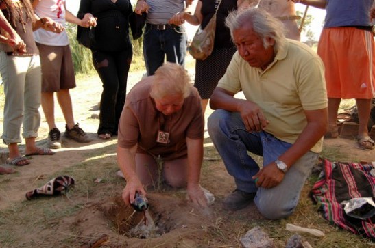 En la fotografía: Gladis Roa, del pueblo guaraní, y Mario Barrios en la primera ceremonia del Movimiento en Defensa de la Pacha en Punta Querandí, el 4 de enero de 2009. (Nicolas Parodi, Indymedia)