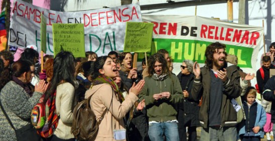 Cánticos. Frente al Municipio, los manifestantes reclamaron respuestas al intendente Guzmán.