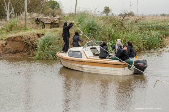 La única manera de cruzar actualmente es con balsa, bote o embarcación.