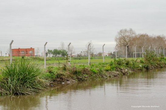 Además de alambrar hasta el Arroyo Garín, el barrio privado San Benito hizo canchas de fútbol donde debería funcionar la calle de uso público.