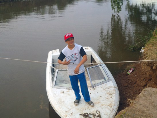 Charly, Facu y Tomás (foto) son los vecinos que nos ayudan a cruzar el Arroyo desde la caída del puente.