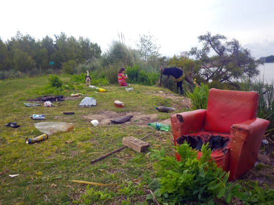 Limpieza de la costa del Canal Villanueva: una tarea tan ardua como necesaria.