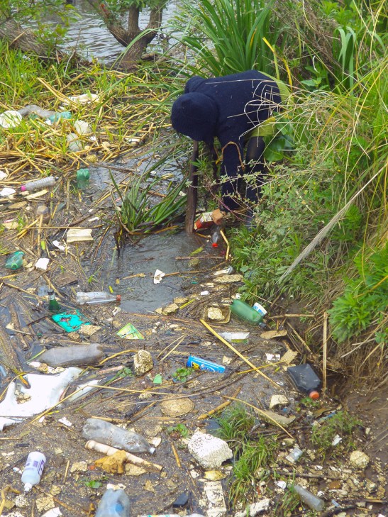 Basura flotante que viene desde las ciudades.